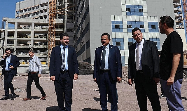 Vekiller, bir türlü bitirilemeyen hastaneyi ziyaret ettiler
