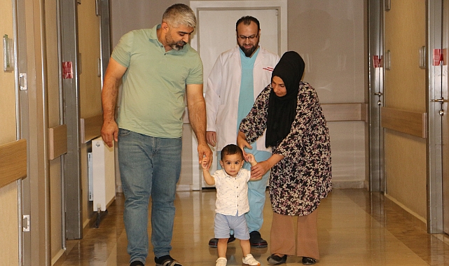 Veysel bebek 2 saatte 3 ameliyat birden olup sağlığına kavuştu