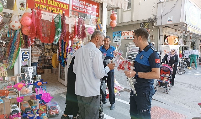 Zabıtadan esnaf ve vatandaşa karanfil