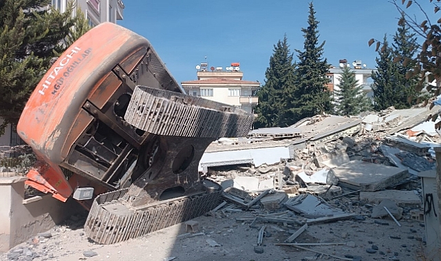 Ağır hasarlı bina yıkım esnasında kepçenin üzerine çöktü