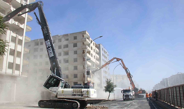 Ağır hasarlı binalar bir bir yıkılıyor