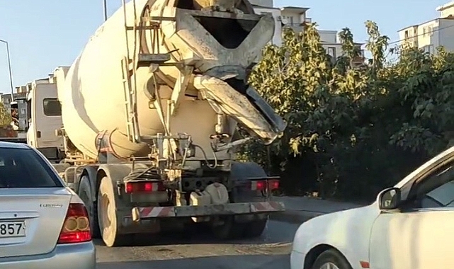 Asfalt yola çimento döken sürücü tepkilere neden oldu