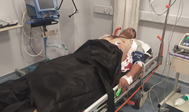 Bayrak dağıtımı yapan zabıta memuru bıçaklı saldırıya uğradı