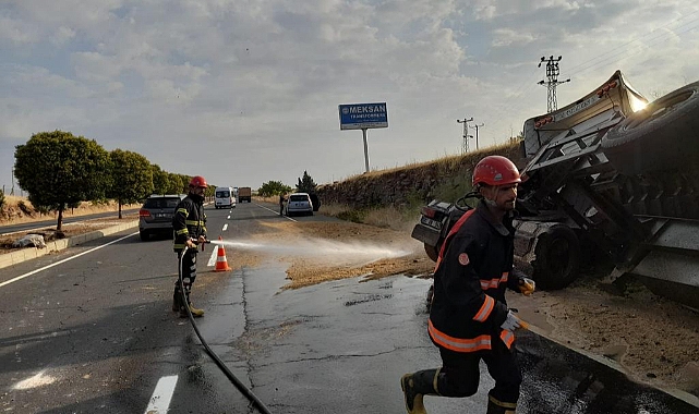 Direksiyon hâkimiyetini kaybeden tır yan yattı