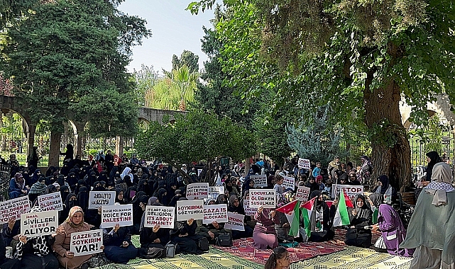 Gazzeli kadınlara destek olmak için oturma eylemi yaptılar
