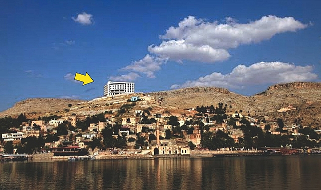 Halfeti'nin silüetini bozan otel yıkılıyor