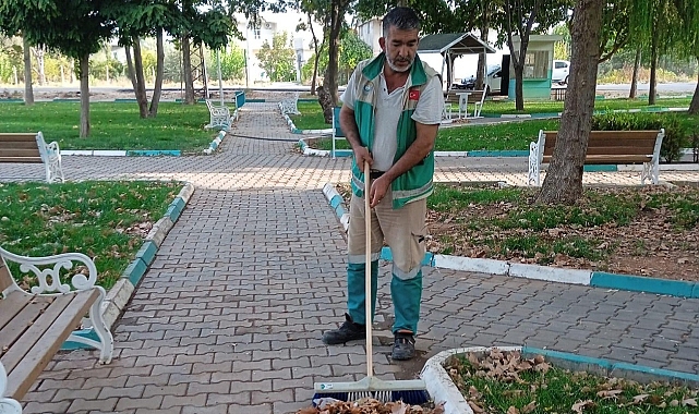 Haliliye'de parklarda sonbahar temizliği