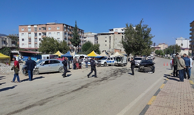 İki otomobil kavşakta çarpıştı, 1 sürücü yaralandı