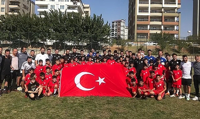 Karaköprü Belediyespor'dan miniklere Cumhuriyet hediyesi