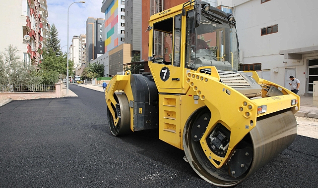 Karaköprü’de yollar sıcak asfaltla yenileniyor