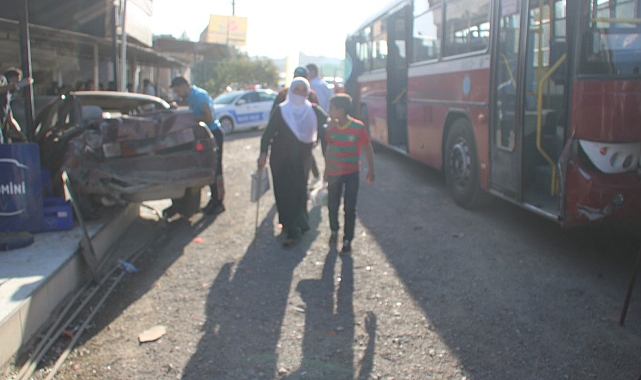 Park halindeki otomobile otobüs çarptı