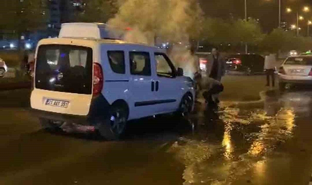 Seyir halindeki araç alev aldı