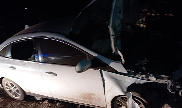 Tırın patlayan tekerinden fırlayan jant kazaya neden oldu: 2 yaralı