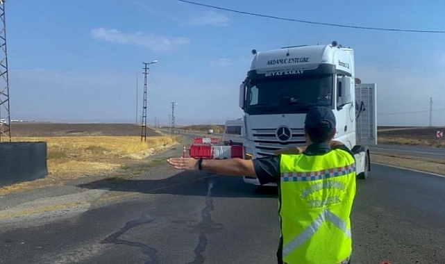 Trafik jandarması ‘arka koruma çerçeve’ hakkında bilgilendirmede bulundu