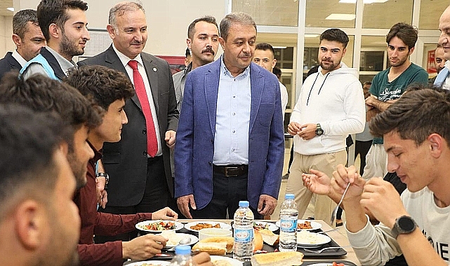 Vali Şıldak, HRÜ'lü öğrencilerle bir araya geldi
