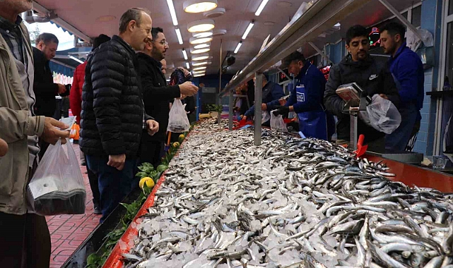 Vatandaş hamsi tezgahlarına akın etti
