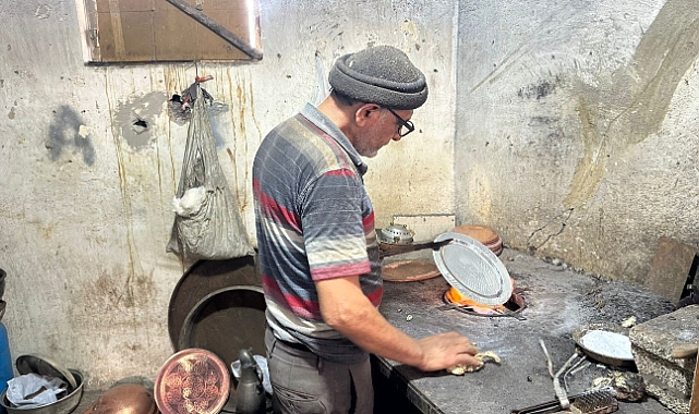 60 yıldır 10 metrekarelik dükkanda kalaycılık mesleğini yaşatmaya çalışıyor