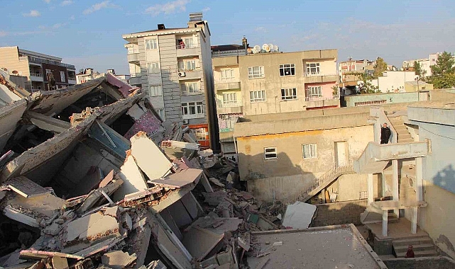 Ağır hasarlı bina yıkım esnasında yan binanın üzerine devrildi
