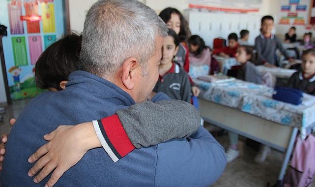 Ailesini depremde kaybeden Kadir öğretmenin sınıfında duygusal anlar yaşandı
