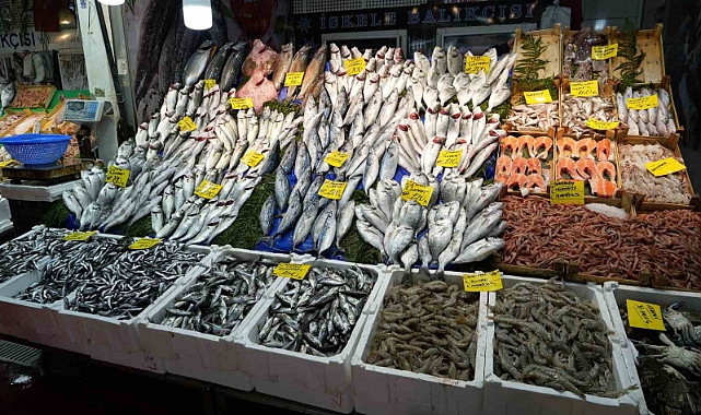 Balık tezgahlarında hamsi bolluğu yaşanıyor, fiyatlar geriledi