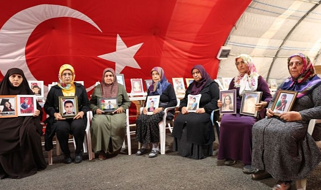 Evlat nöbetindeki annelerden çocuklarına ’teslim ol’ çağrısı