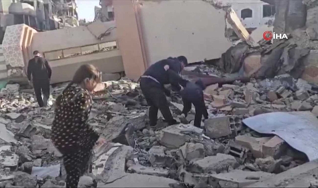 Gazze’de çocuklar cami enkazından Kur’an sayfalarını topluyor
