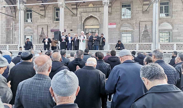 Gazze’de hayatını kaybedenler için gıyabi cenaze namazı kılındı