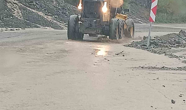 Heyelanda kapanan köy yollarını açmak için çalışmalar sürüyor