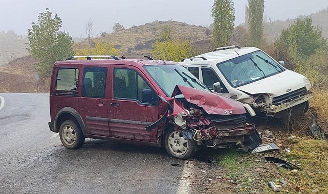 İki hafif ticari araç çarpıştı: 9 yaralı