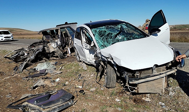 İki otomobil kafa kafaya çarpıştı: 2 ölü, 1 yaralı