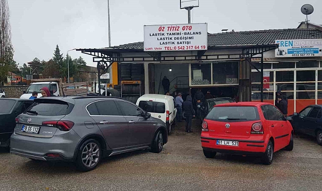Kar yağışına hazırlıksız yakalanan sürücüler oto lastikçilere akın etti