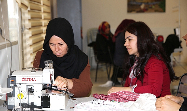 Karaköprü’de kadınlar hem zanaat öğreniyor hem üretiyor