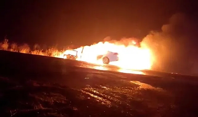 Kaza yapan otomobiller alev topuna döndü