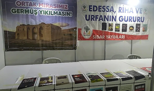 Kitap fuarında dikkat çeken pankart