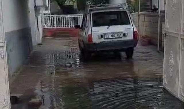 Sağanak vurdu, evleri su bastı