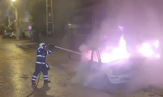 Seyir halindeki otomobil alev alev yandı