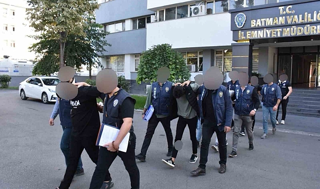 Sosyal medya üzerinden dolandırıcılık yapan 4 şüpheli tutuklandı