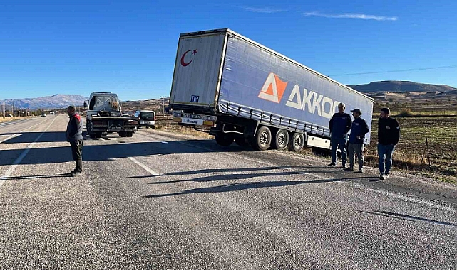 Tır yoldan çıktı: 1 yaralı