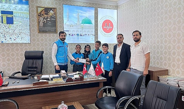Urfa'da minik öğrenciler yürekleri ısıttı