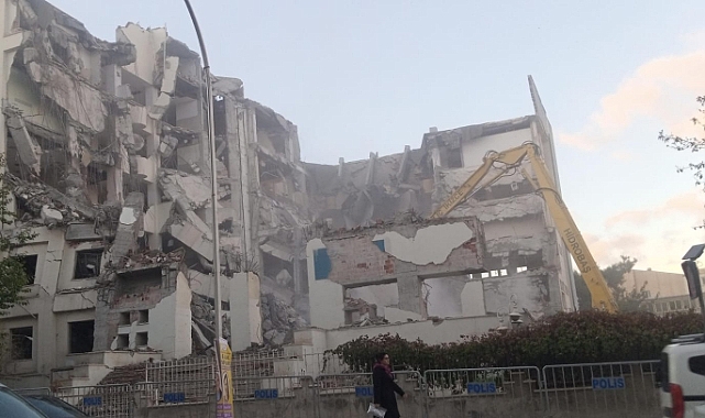 Urfa’da tozu dumana katan yıkım!