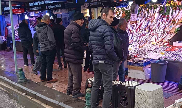 Vatandaşlar soğuğa rağmen balık sırasında