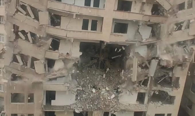 Ağır hasarlı bina korna eşliğinde çöktü