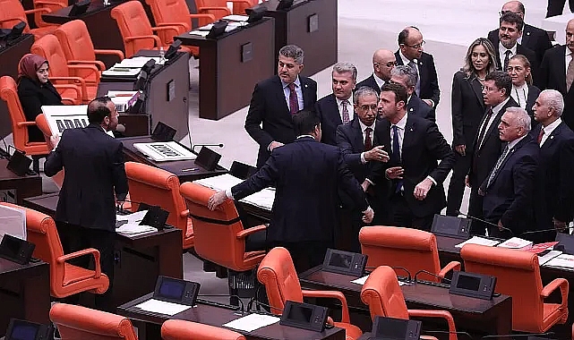 Ak Partili Vekiller Şenyaşar'ın üzerine yürüdü