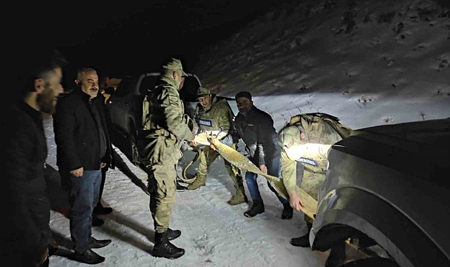 Araçları kara saplanan vatandaşları jandarma kurtardı
