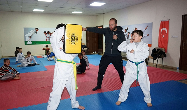 Çocuklar zamanını spor salonunda değerlendiriyor