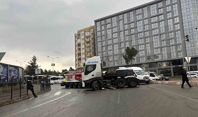 Dorsesi kopan tır yolu ulaşıma kapattı