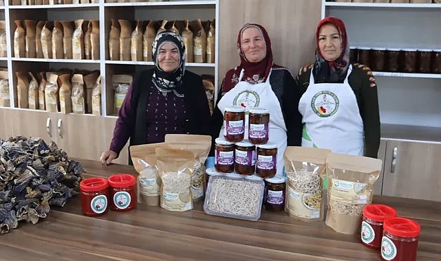 En lezzetli kışlık ürünler kadınların ellerinden