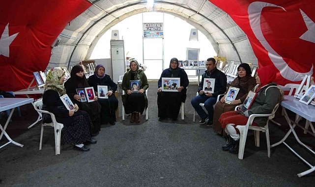 Evlat nöbetindeki gözü yaşlı aileler çocuklarını bekliyor