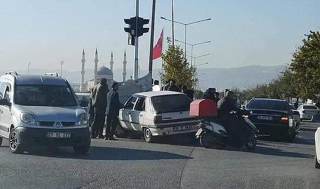 Haliliye'deki kavşakta kaza: Yaralılar var