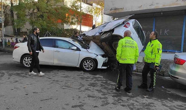 Hızını alamayan otomobil, hafif ticari aracın altına girdi: 2 yaralı